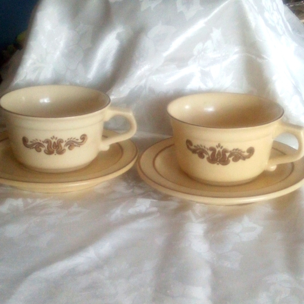 2 vintage pfaltzgraff cups with saucers
